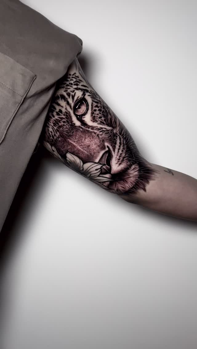 ciudadreal,tatuaje,blackandgreytattoo,realism,jaguar